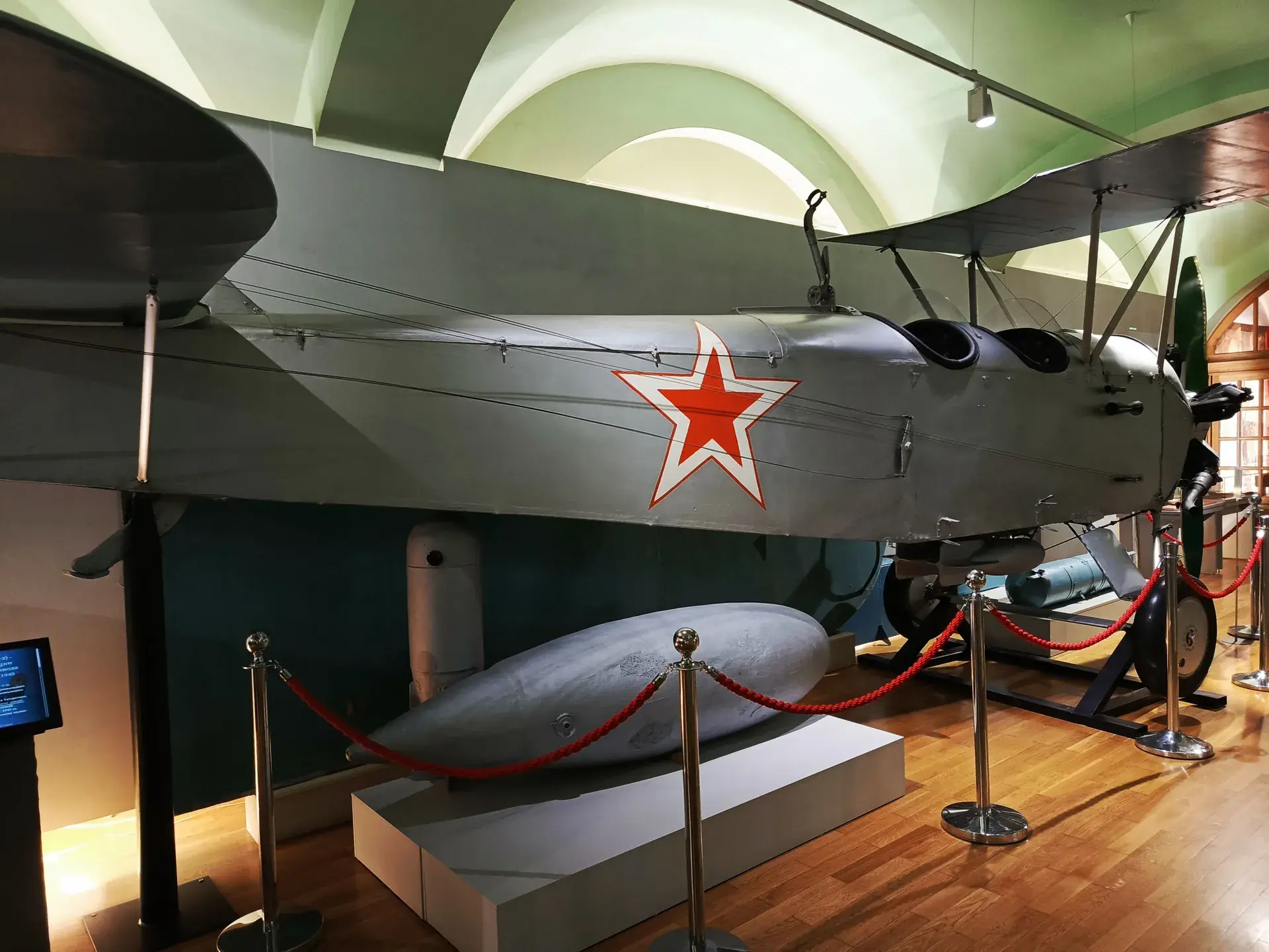 Самолет в музее